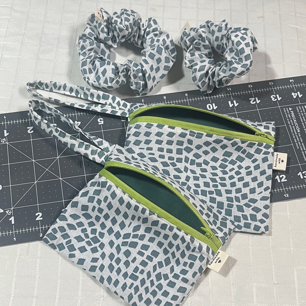 Patterned wristlet with scrunchie x set of 2